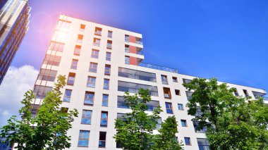 Avrupa 'daki yerleşim yerleri doğayla uyum içinde. Çevre dostu, yeşilliklerle dolu bir şehirde yaşıyor. Eko apartman binası enerji tasarrufu ve temiz hava kavramı. 