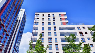 Avrupa 'daki yerleşim yerleri doğayla uyum içinde. Çevre dostu, yeşilliklerle dolu bir şehirde yaşıyor. Eko apartman binası enerji tasarrufu ve temiz hava kavramı. 