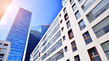 Yeni modern ofis binasının yanında camdan yüzlü modern bir apartman manzarası..