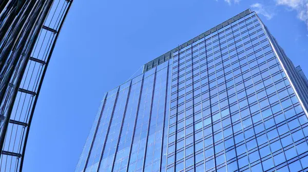 Modern sürdürülebilir cam ofis binaları. Şirket karargahının dış görünüşü cam binalar. Enerji tasarruflu binalardaki cam pencereler. Finansal iş merkezi binaları. 