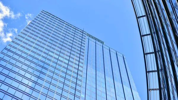 Modern sürdürülebilir cam ofis binaları. Şirket karargahının dış görünüşü cam binalar. Enerji tasarruflu binalardaki cam pencereler. Finansal iş merkezi binaları. 