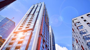 Çok katlı, modern bir apartmanın dış cephesi, pencereleri ve balkonları. Sonsuz cam cephe. Modern şehir yaşam bölgesi.