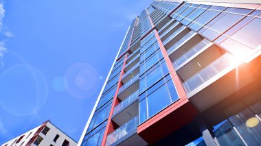 Çok katlı, modern bir apartmanın dış cephesi, pencereleri ve balkonları. Sonsuz cam cephe. Modern şehir yaşam bölgesi.