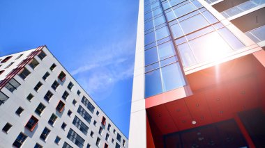 Çok katlı, modern bir apartmanın dış cephesi, pencereleri ve balkonları. Sonsuz cam cephe. Modern şehir yaşam bölgesi.