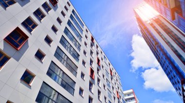 Çok katlı, modern bir apartmanın dış cephesi, pencereleri ve balkonları. Sonsuz cam cephe. Modern şehir yaşam bölgesi.