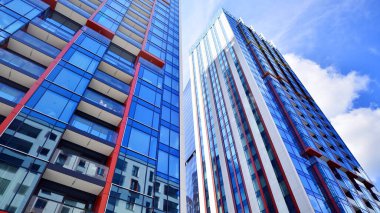 Çok katlı, modern bir apartmanın dış cephesi, pencereleri ve balkonları. Sonsuz cam cephe. Modern şehir yaşam bölgesi.