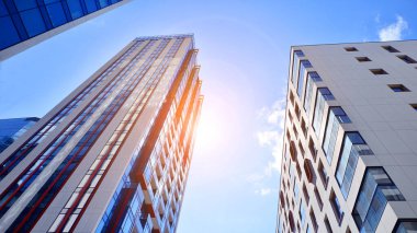 Çok katlı, modern bir apartmanın dış cephesi, pencereleri ve balkonları. Sonsuz cam cephe. Modern şehir yaşam bölgesi.