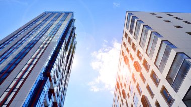 Çok katlı, modern bir apartmanın dış cephesi, pencereleri ve balkonları. Sonsuz cam cephe. Modern şehir yaşam bölgesi.