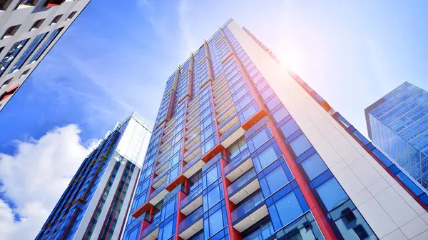 Çok katlı, modern bir apartmanın dış cephesi, pencereleri ve balkonları. Sonsuz cam cephe. Modern şehir yaşam bölgesi.