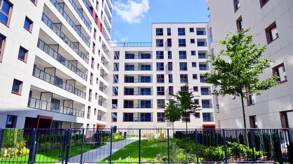 Avrupa 'daki yerleşim yerleri doğayla uyum içinde. Çevre dostu, yeşilliklerle dolu bir şehirde yaşıyor. Eko apartman binası enerji tasarrufu ve temiz hava kavramı. 