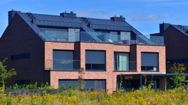 Doğayla uyum, ekolojik mimari. Yeni geliştirilmiş konutlarda teraslı bekar aile evleri. Banliyölerdeki emlak piyasası yemyeşil çevre. 