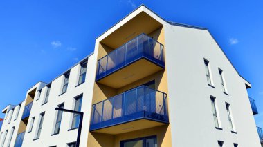 Modern mimarideki modern elementler. Modern bir apartmanın mimari detayları.