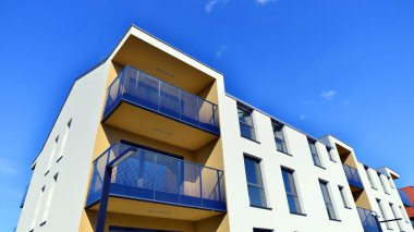 Modern mimarideki modern elementler. Modern bir apartmanın mimari detayları.