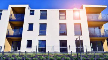 Modern mimarideki modern elementler. Modern bir apartmanın mimari detayları.