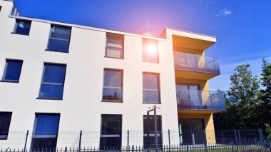 Avrupa 'daki yerleşim yerleri doğayla uyum içinde. Çevre dostu, yeşilliklerle dolu bir şehirde yaşıyor. Eko apartman binası enerji tasarrufu ve temiz hava kavramı. 