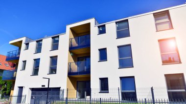 Modern mimarideki modern elementler. Modern bir apartmanın mimari detayları.