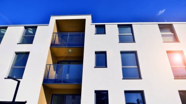 Modern mimarideki modern elementler. Modern bir apartmanın mimari detayları.