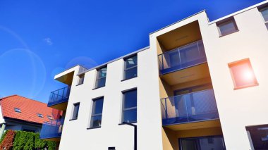 Modern mimarideki modern elementler. Modern bir apartmanın mimari detayları.