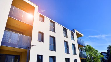 Avrupa 'daki yerleşim yerleri doğayla uyum içinde. Çevre dostu, yeşilliklerle dolu bir şehirde yaşıyor. Eko apartman binası enerji tasarrufu ve temiz hava kavramı. 