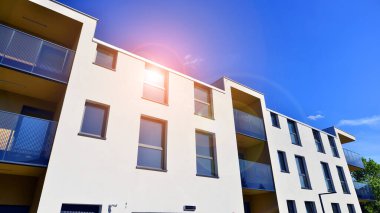 Modern mimarideki modern elementler. Modern bir apartmanın mimari detayları.