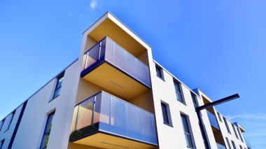 Modern mimarideki modern elementler. Modern bir apartmanın mimari detayları.