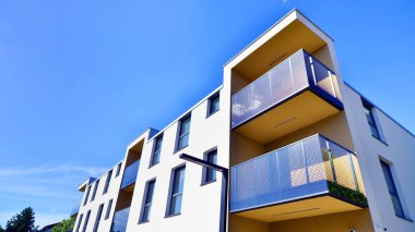 Modern mimarideki modern elementler. Modern bir apartmanın mimari detayları.