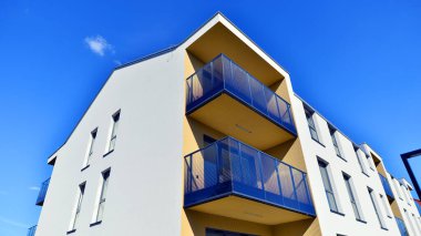 Modern mimarideki modern elementler. Modern bir apartmanın mimari detayları.