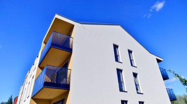 Modern mimarideki modern elementler. Modern bir apartmanın mimari detayları.