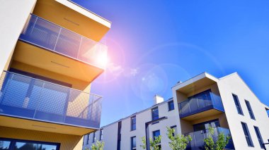 Modern mimarideki modern elementler. Modern bir apartmanın mimari detayları.