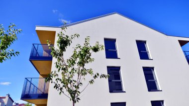 Avrupa 'daki yerleşim yerleri doğayla uyum içinde. Çevre dostu, yeşilliklerle dolu bir şehirde yaşıyor. Eko apartman binası enerji tasarrufu ve temiz hava kavramı. 