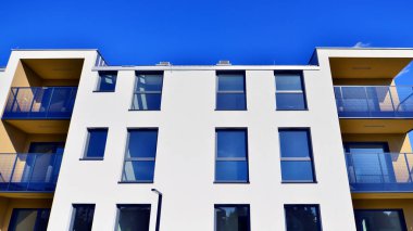 Modern mimarideki modern elementler. Modern bir apartmanın mimari detayları.