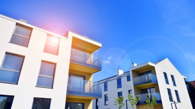 Avrupa 'daki yerleşim yerleri doğayla uyum içinde. Çevre dostu, yeşilliklerle dolu bir şehirde yaşıyor. Eko apartman binası enerji tasarrufu ve temiz hava kavramı. 