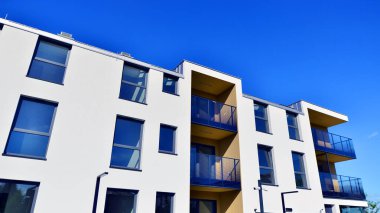 Modern mimarideki modern elementler. Modern bir apartmanın mimari detayları.