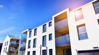 Modern mimarideki modern elementler. Modern bir apartmanın mimari detayları.