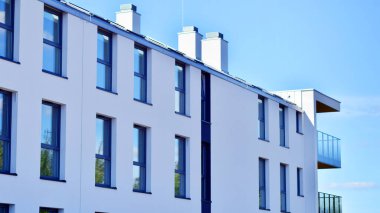 Modern mimarideki modern elementler. Modern bir apartmanın mimari detayları.