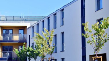 Avrupa 'daki yerleşim yerleri doğayla uyum içinde. Çevre dostu, yeşilliklerle dolu bir şehirde yaşıyor. Eko apartman binası enerji tasarrufu ve temiz hava kavramı. 