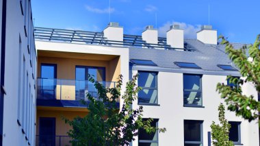 Avrupa 'daki yerleşim yerleri doğayla uyum içinde. Çevre dostu, yeşilliklerle dolu bir şehirde yaşıyor. Eko apartman binası enerji tasarrufu ve temiz hava kavramı. 