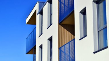 Modern mimarideki modern elementler. Modern bir apartmanın mimari detayları.