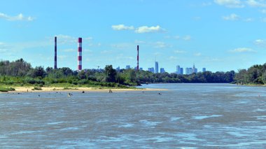 Varşova, Polonya. 11 Ağustos 2025. Wawer bölgesindeki Vistula Nehri