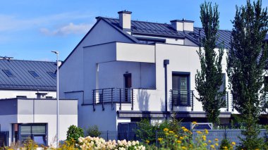 Doğayla uyum, ekolojik mimari. Yeni geliştirilmiş konutlarda teraslı bekar aile evleri. Banliyölerdeki emlak piyasası yemyeşil çevre. 