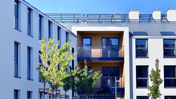 Avrupa 'daki yerleşim yerleri doğayla uyum içinde. Çevre dostu, yeşilliklerle dolu bir şehirde yaşıyor. Eko apartman binası enerji tasarrufu ve temiz hava kavramı. 