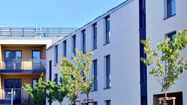 Avrupa 'daki yerleşim yerleri doğayla uyum içinde. Çevre dostu, yeşilliklerle dolu bir şehirde yaşıyor. Eko apartman binası enerji tasarrufu ve temiz hava kavramı. 