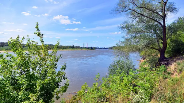 Varşova, Polonya. 11 Ağustos 2025. Wawer bölgesindeki Vistula Nehri