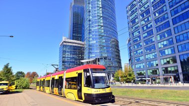 Warsaw, Poland. 26 September 2025. Yellow tram at the Rondo Daszynskiego stop. Downtown street traffic on Towarowa street on summer day.