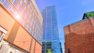 Modern cam ofis binasının alt manzarası. Ticari gayrimenkul. Modern şehirde yeni ticari ofis binası.