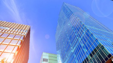 Modern cam ofis binasının alt manzarası. Ticari gayrimenkul. Modern şehirde yeni ticari ofis binası.