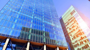 Modern cam ofis binasının alt manzarası. Ticari gayrimenkul. Modern şehirde yeni ticari ofis binası.