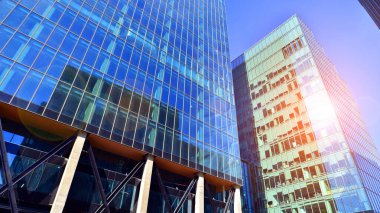 Modern cam ofis binasının alt manzarası. Ticari gayrimenkul. Modern şehirde yeni ticari ofis binası.