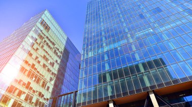 Modern cam ofis binasının alt manzarası. Ticari gayrimenkul. Modern şehirde yeni ticari ofis binası.