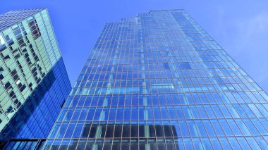 Modern cam ofis binasının alt manzarası. Ticari gayrimenkul. Modern şehirde yeni ticari ofis binası.